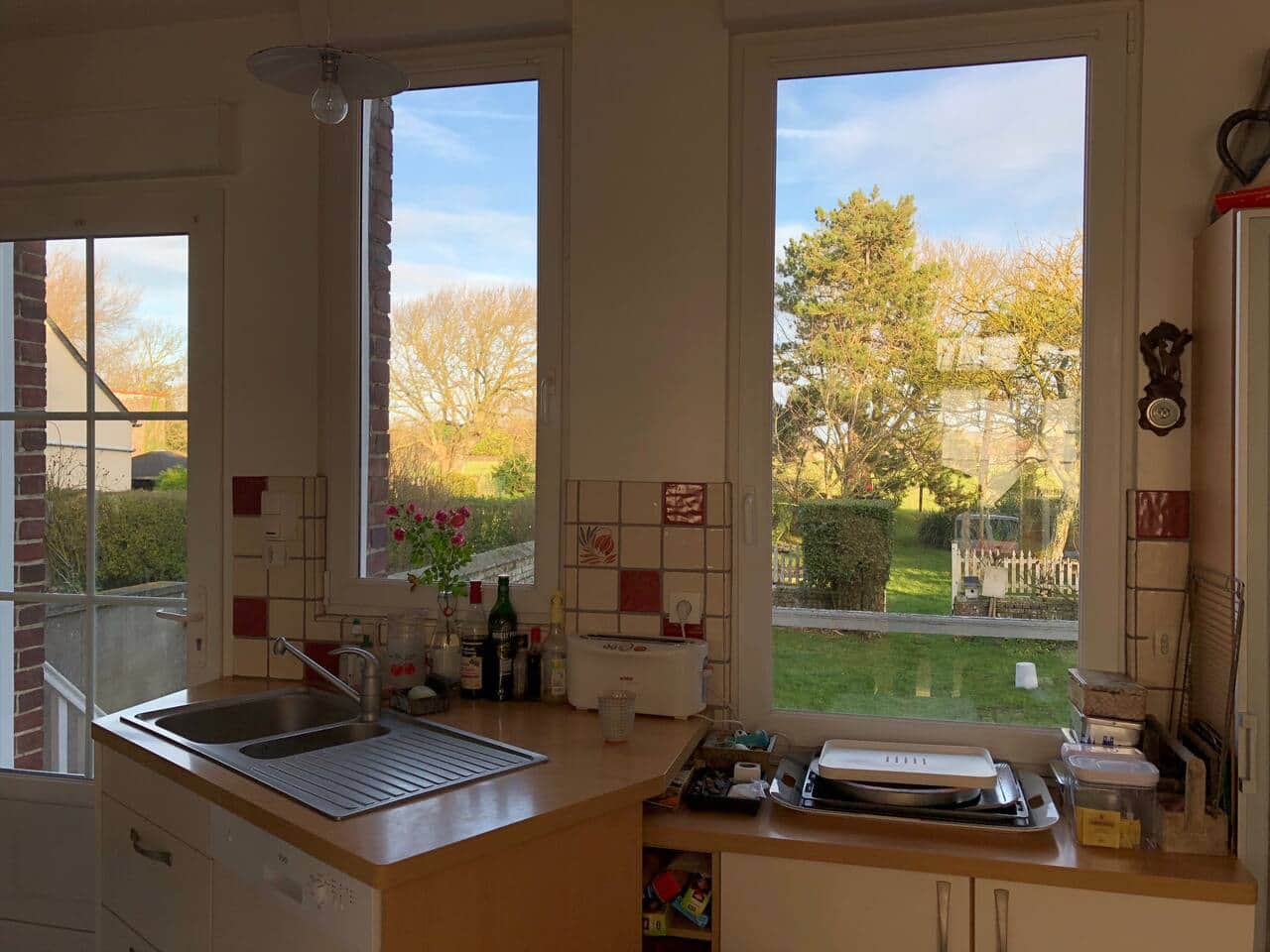Vue du jardin depuis la cuisine
