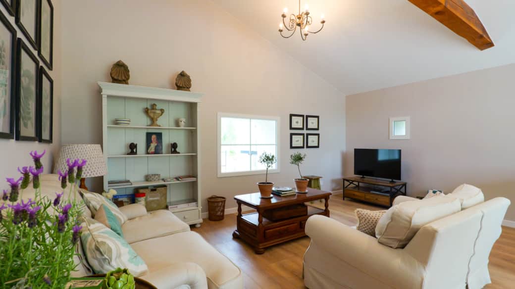 The Sitting Room has a Smart TV with French and International Channels, Netflix and DVD Player The Sitting Room has a Smart TV with French and International Channels, Netflix and DVD Player