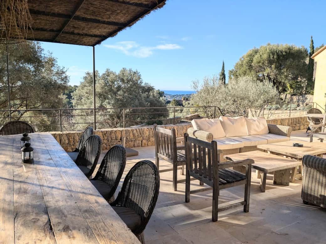 Terrasse surplombant le jardin. 
Le salon et deux chambres donnent sur la terrasse.
Trés ensoleillée et à l'abri du vent.
On peut y passer des heures !