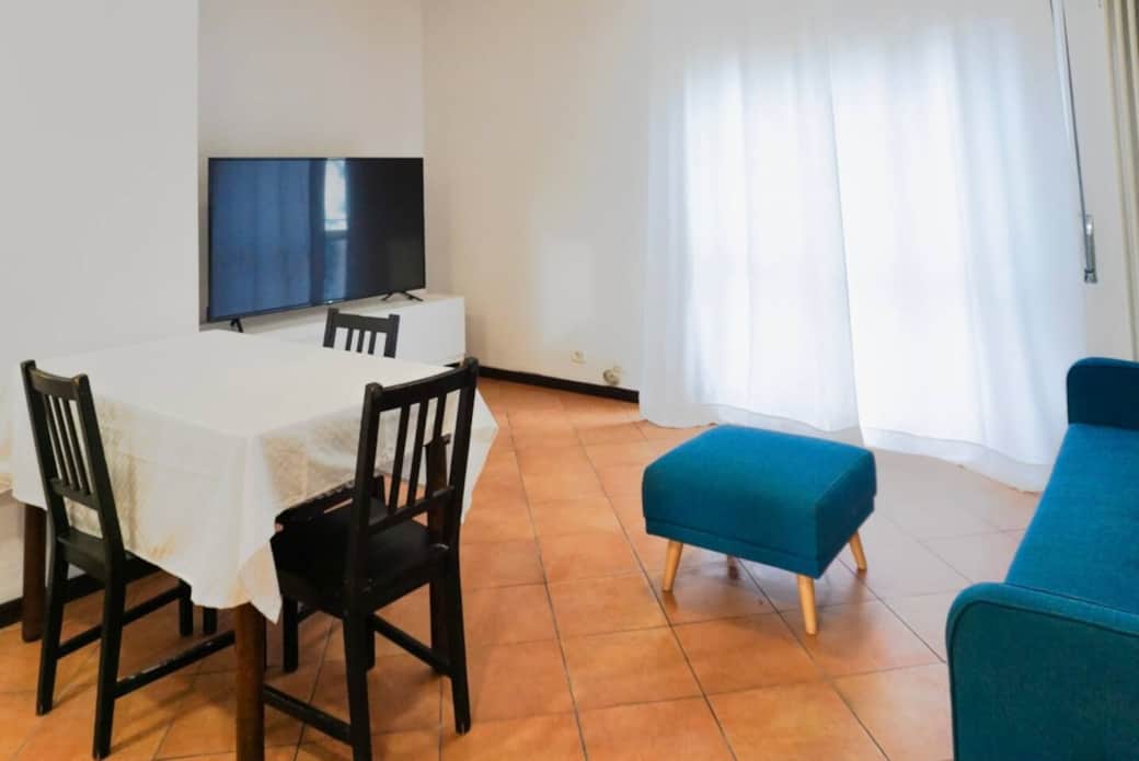 Séjour équipé d'une table à manger et d'une Smart TV 