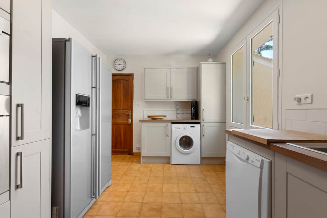 Kitchen with American fridge, washing machine, dishwasher