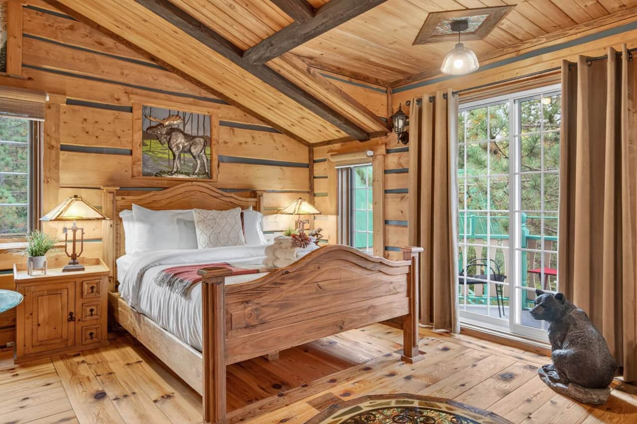 Bedroom (Queen bed)