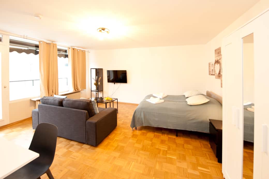 Wohnzimmer mit Doppelbett und gemütlicher Fernsehecke