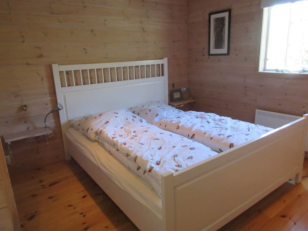 Dieser Schlafraum ist mit einem Doppelbett und einem Kleiderschrank ausgestattet und verfügt über einen eigenen Rauchmelder. Wie alle anderen Räume kann er mithilfe eines Rollos verdunkelt werden.