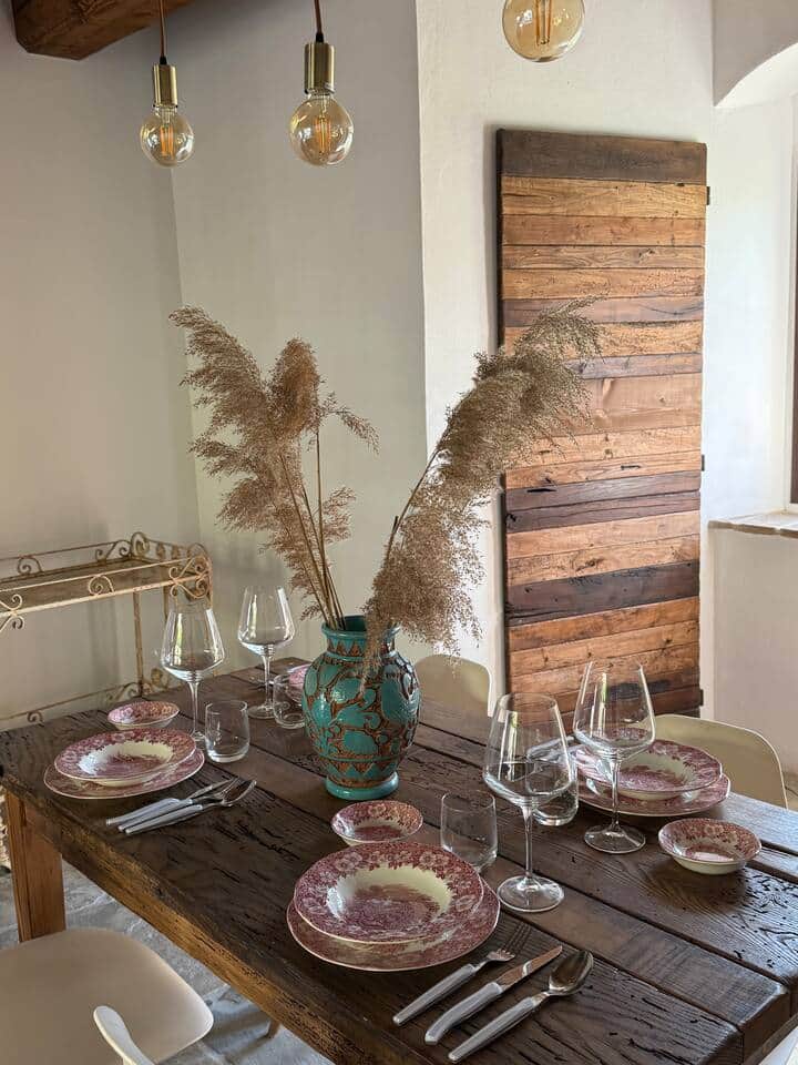 La tavola apparecchiata La tavola apparecchiata