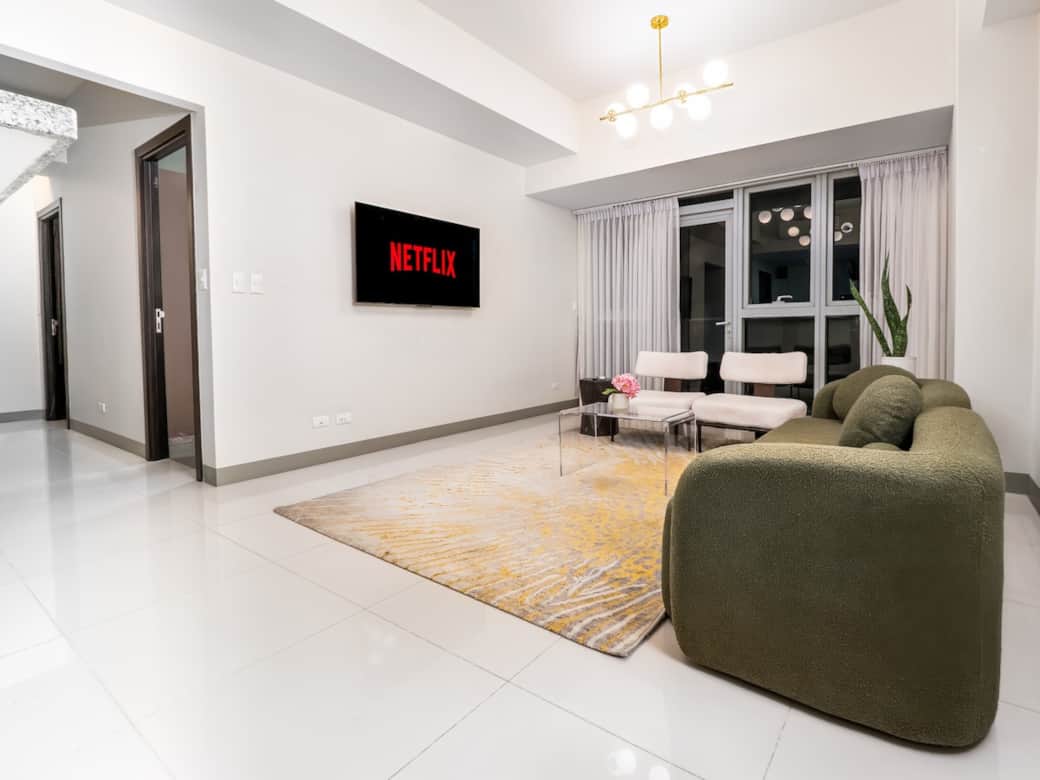 Spacious living with awesome views of Metro Manila Spacious living with awesome views of Metro Manila