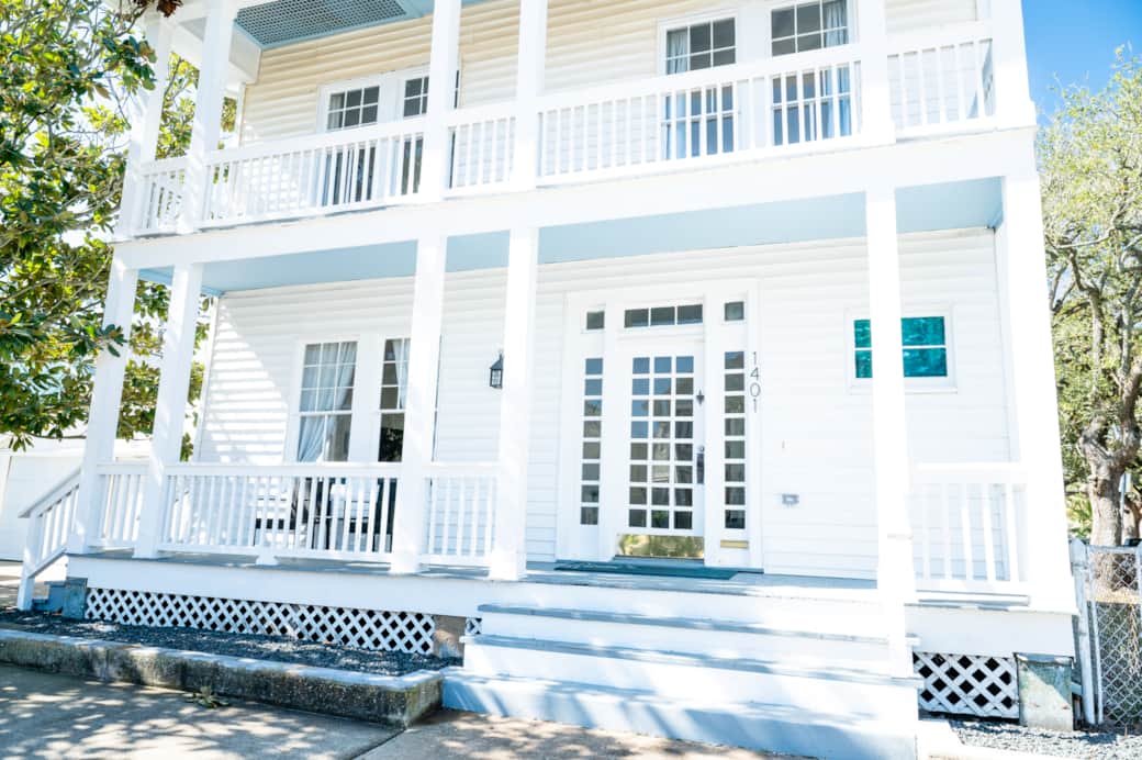 COASTAL 4 bedroom 2 bathroom short term rental historic galveston east end