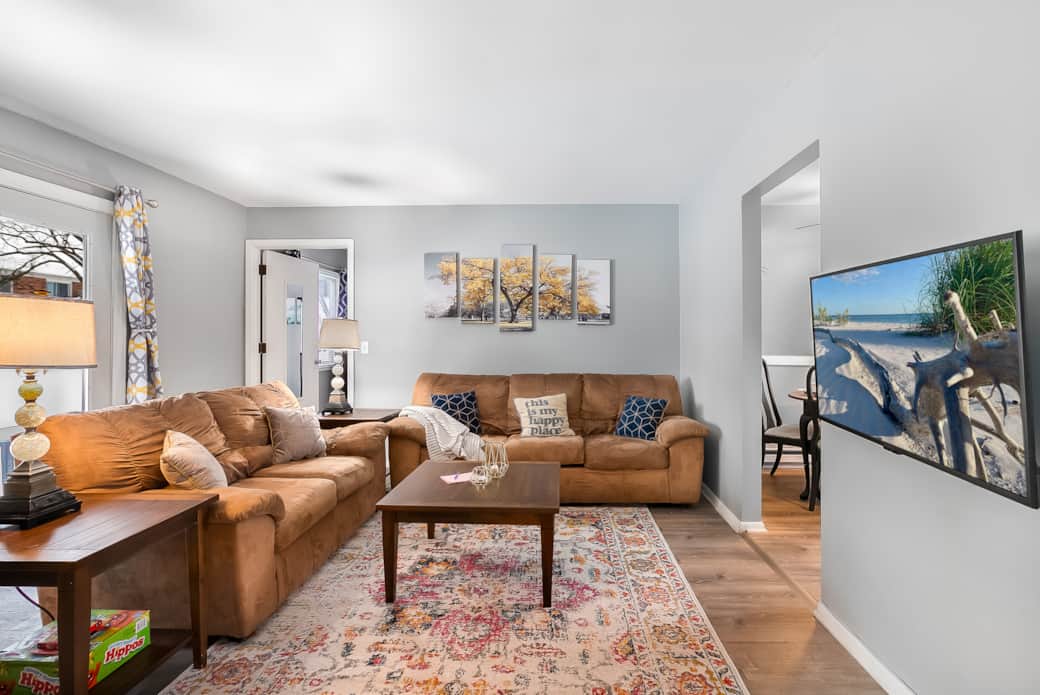 Comfortable Living Room sofas, 50"4K Smart TV and Fast Internet! 