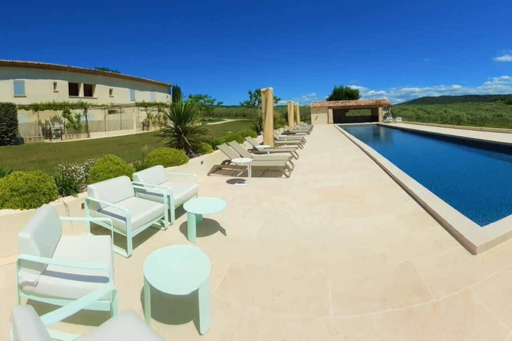 Piscine commune avec transats et parasols