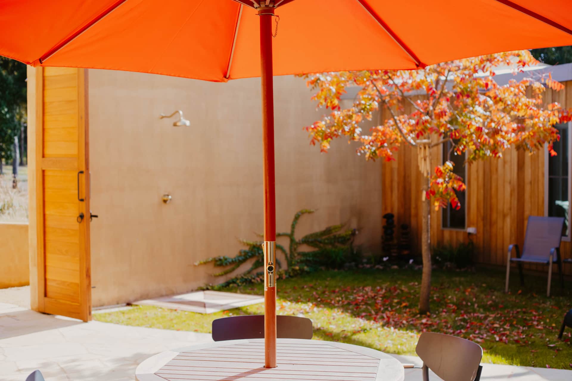 Teulu Courtyard