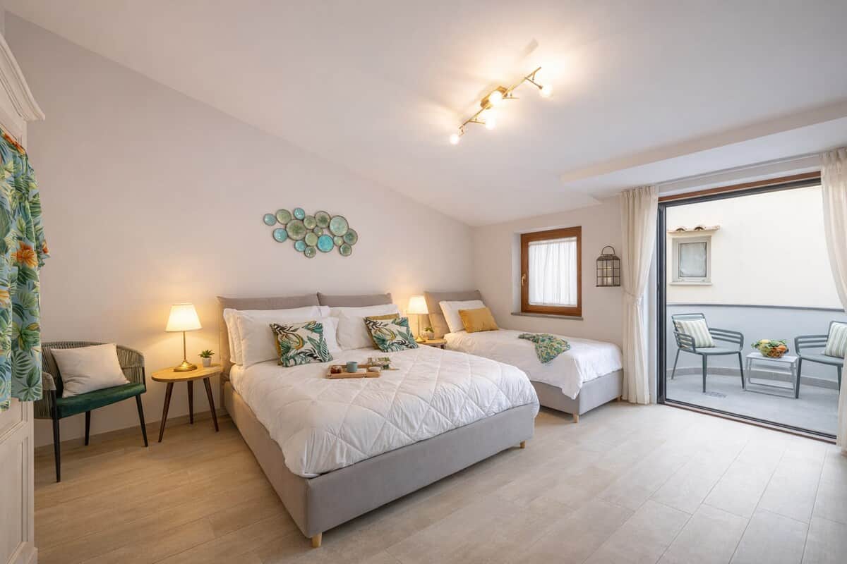 Double bedroom with en-suite bathroom and private terrace in Sorrento historic centre
