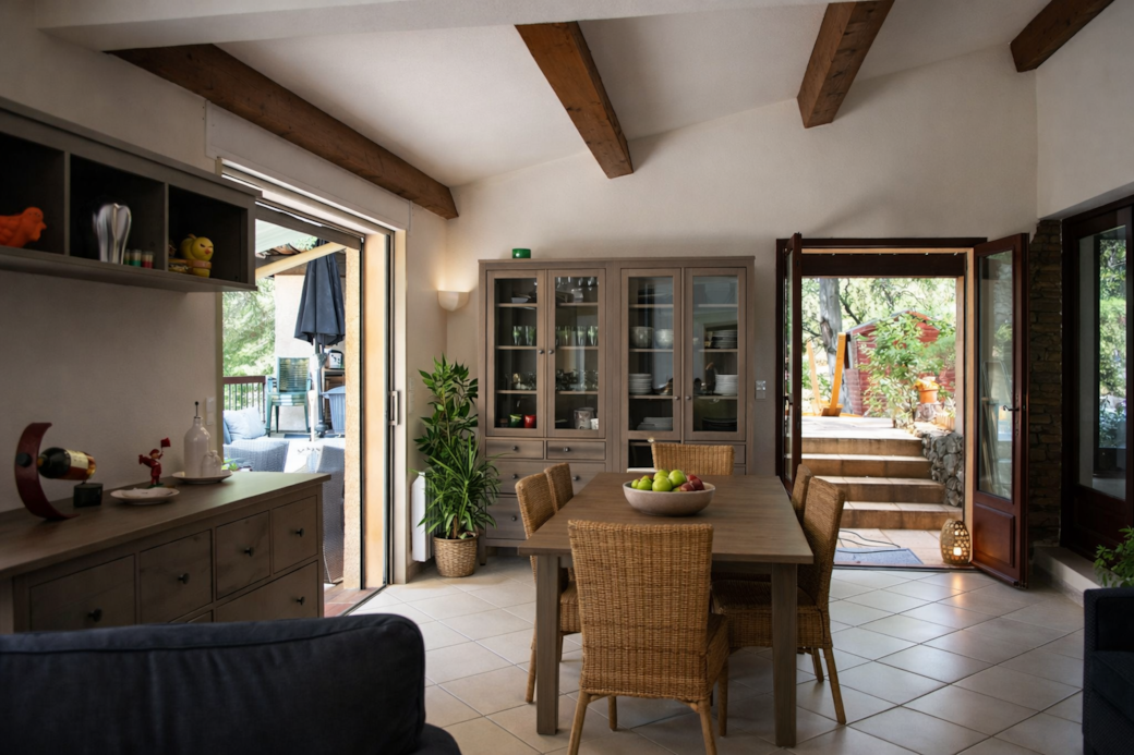 Salon lumineux avec vue sur jardin