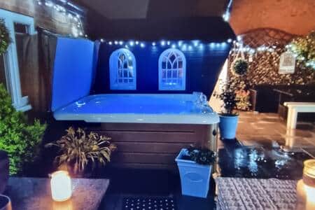 Garden Hot tub & Summerhouse at night