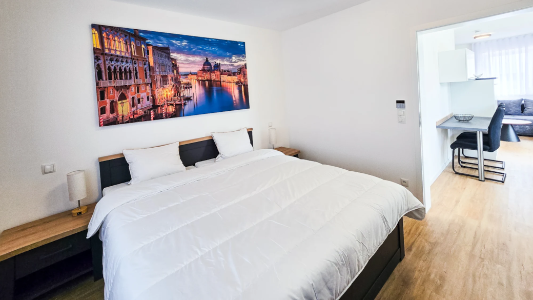 Frensdorf apartments a3 schlafzimmer doppelbett blick zum wohnbereich