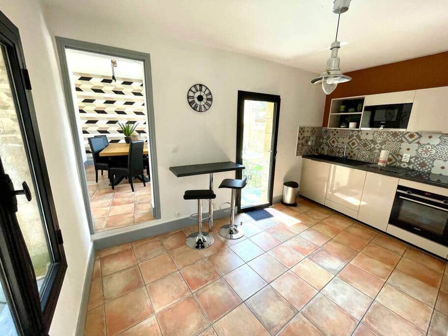 Accès à la salle à manger et terrasse Accès à la salle à manger et terrasse