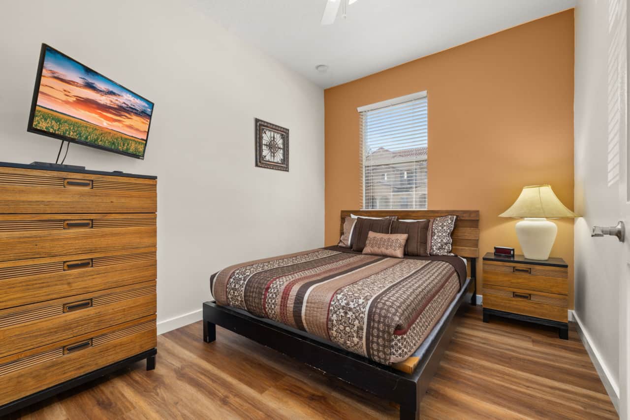 First floor Queen bedroom - My Home Away