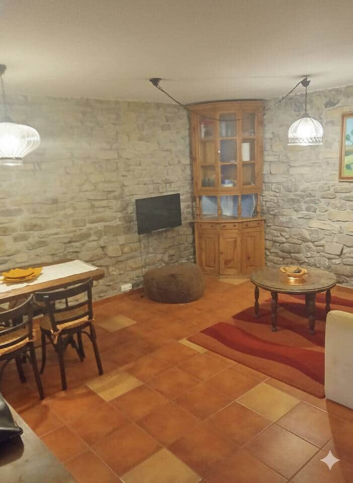 Salón con TV y muebles de madera Salón con TV y muebles de madera