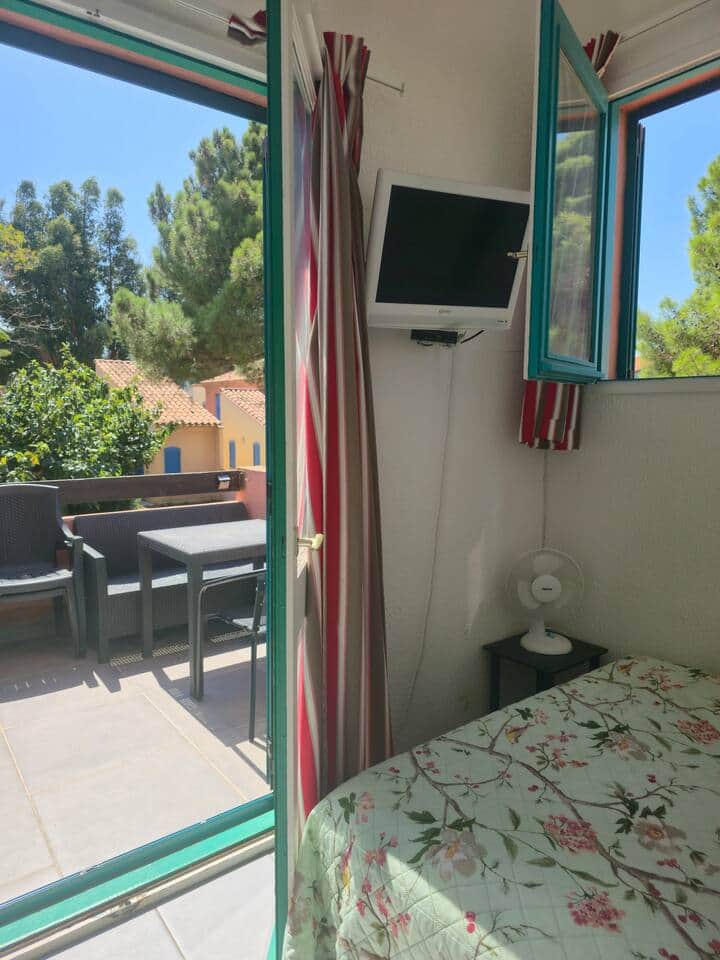 Accès terrasse depuis le séjour, parfait pour l’air frais