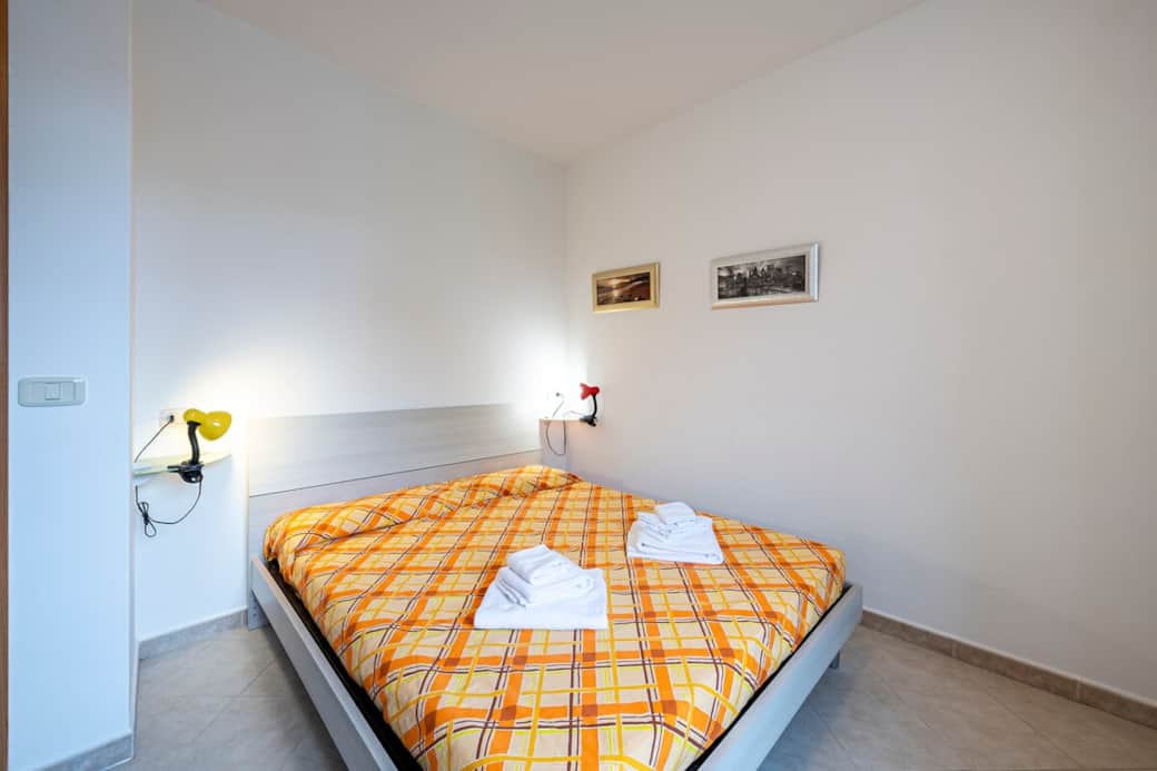 Accogliente camera con letto Queen Size e condizionatore per un riposo sempre fresco. Su richiesta forniamo una culla per i più piccoli. Comfort e flessibilità per una vacanza rigenerante a due passi dal mare di Marina di Grosseto. ️❄️ Accogliente camera con letto Queen Size e condizionatore per un riposo sempre fresco. Su richiesta forniamo una culla per i più piccoli. Comfort e flessibilità per una vacanza rigenerante a due passi dal mare di Marina di Grosseto. ️❄️