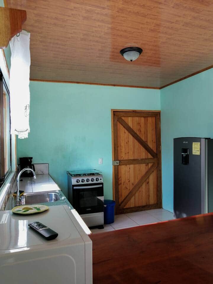 Zona de la cocina con cocina a gas refrigerador/congelador y microondas.