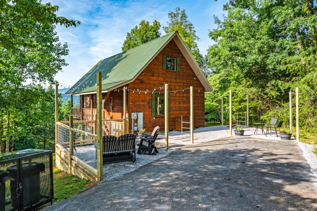 Welcome, enjoy mountain views, cozy fire pit nights under string lights, and outdoor games!