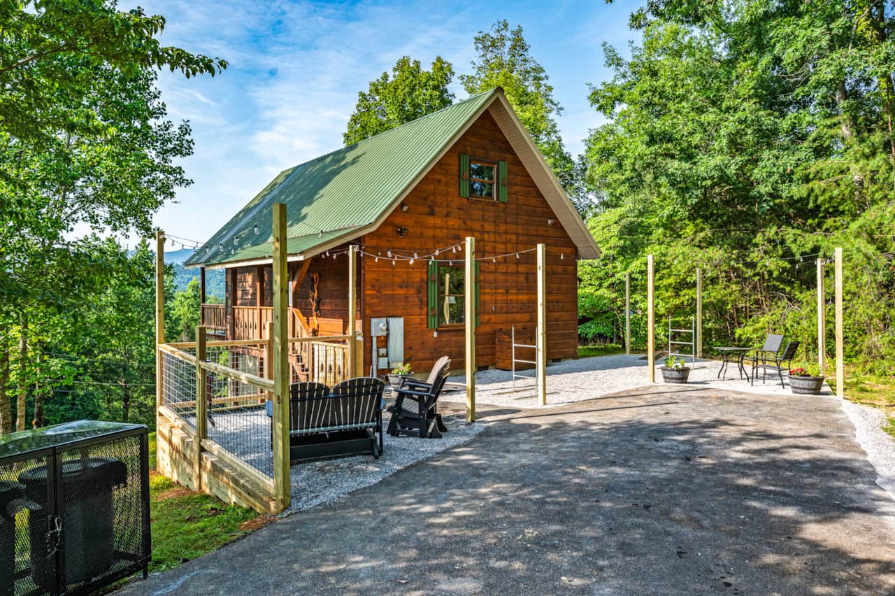 Welcome, enjoy mountain views, cozy fire pit nights under string lights, and outdoor games!