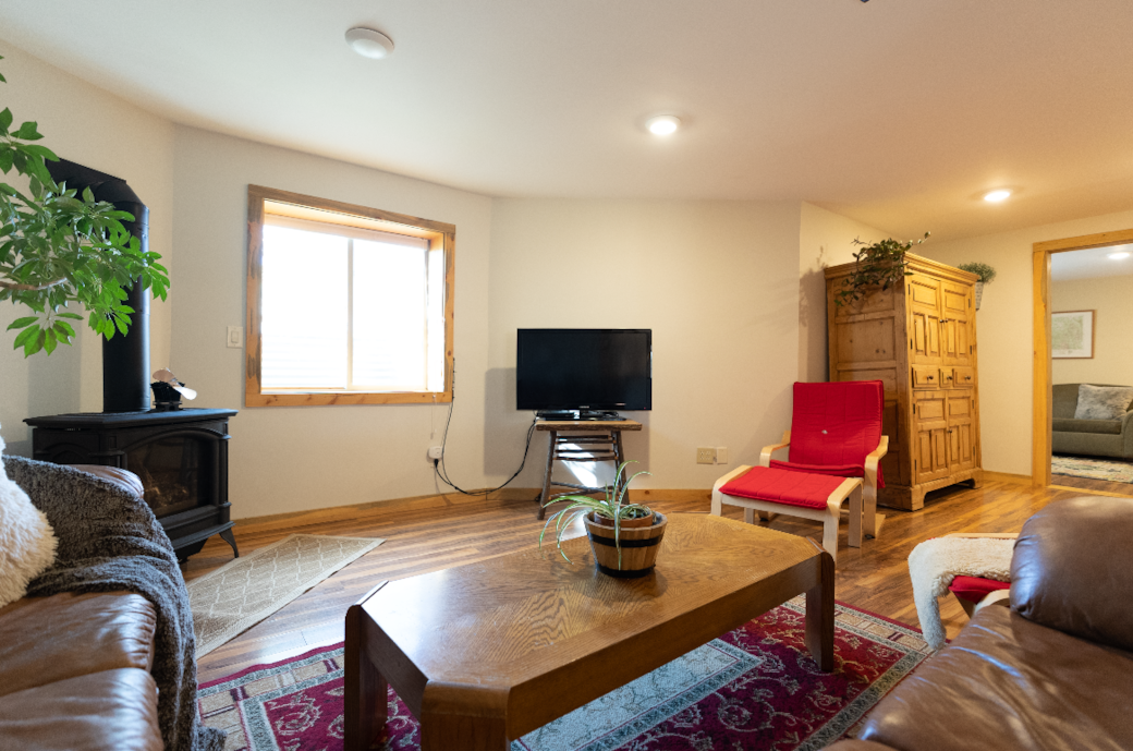 living room with TV 