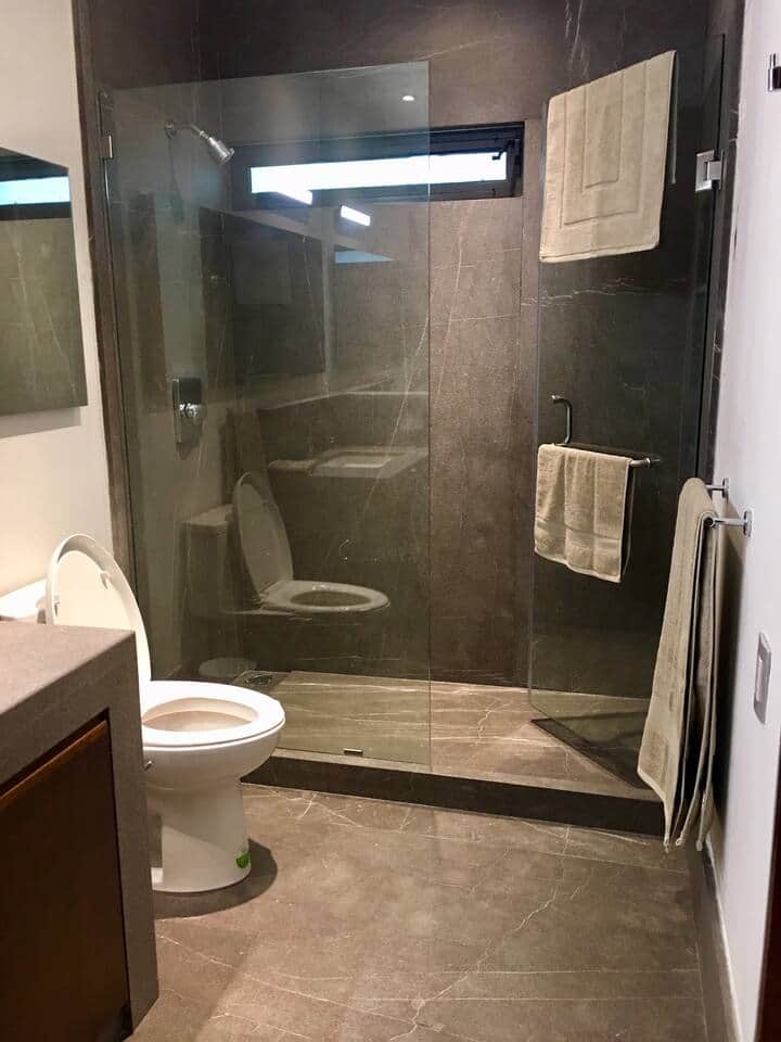 Baño completo de recámara con luz de espejo