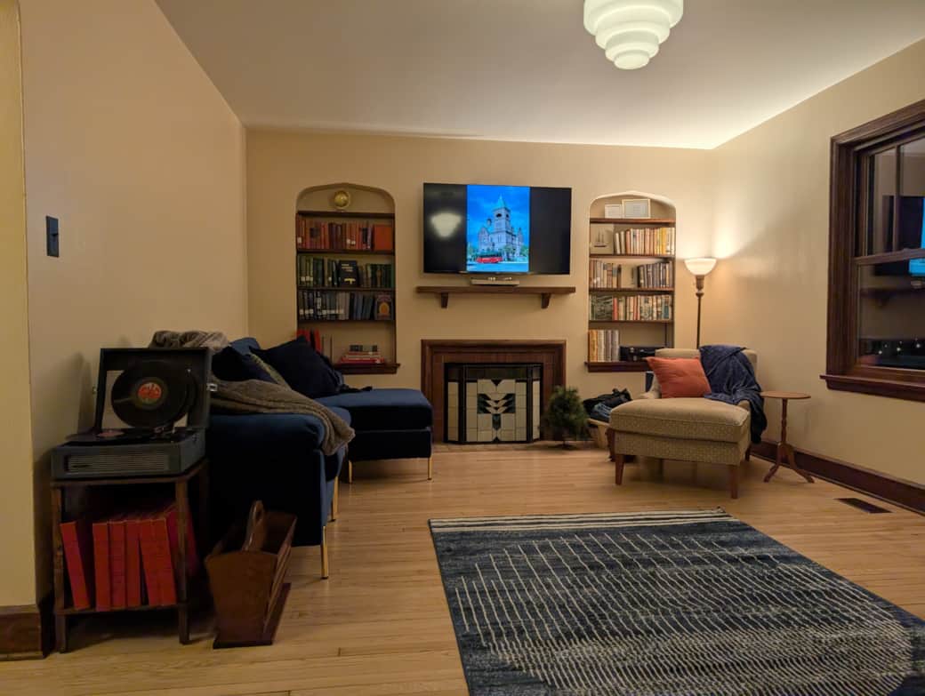 The living room seats 8, with multiple views of Lake Superior