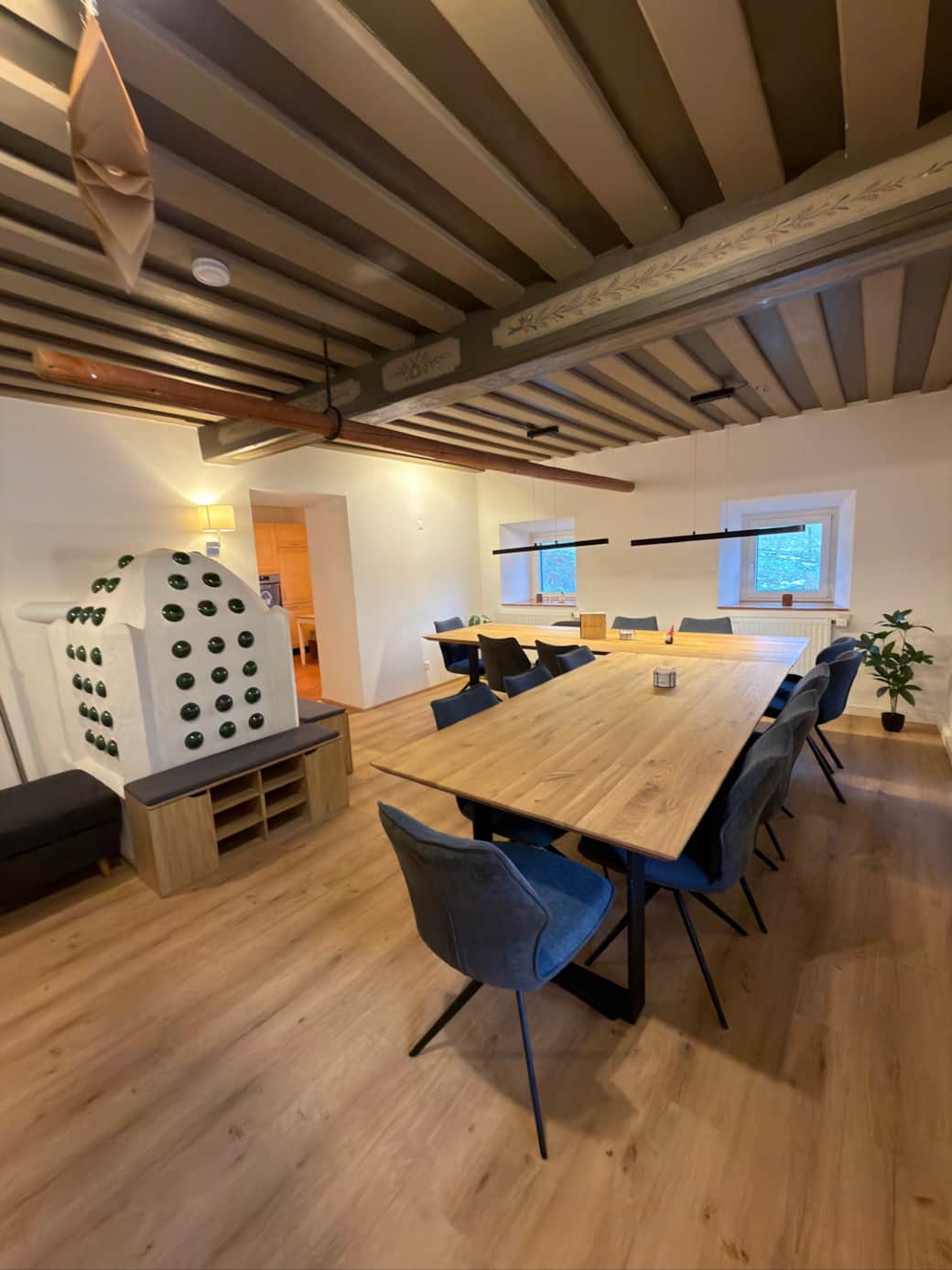 Alte Bauernstube mit Kachelofen trifft Moderne mit Platz für bis zu 18 Personen.