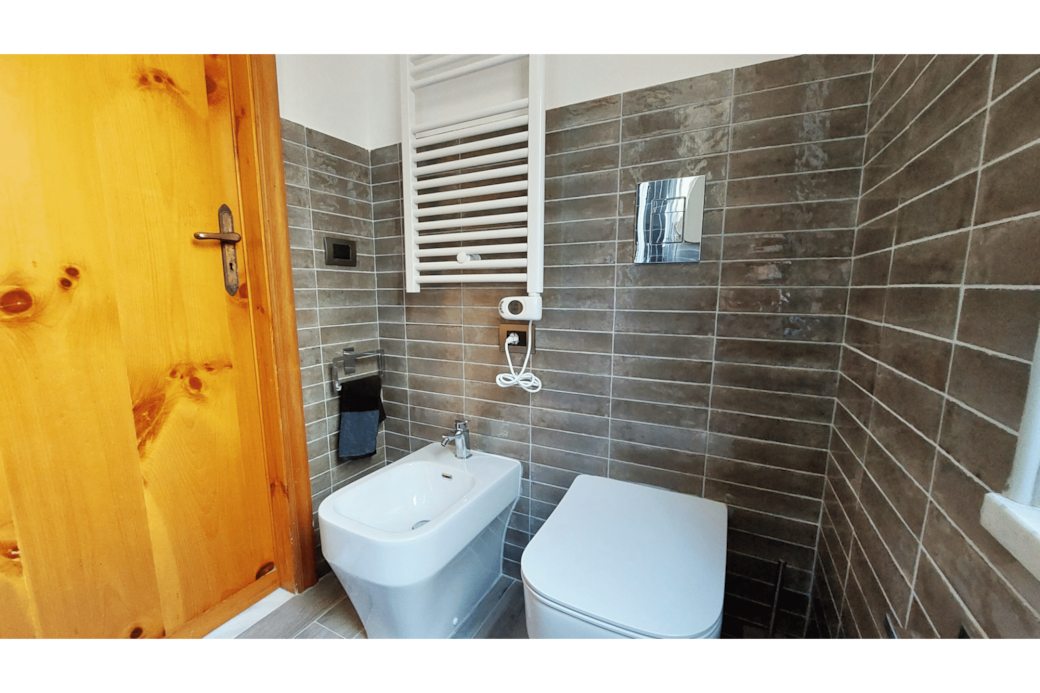 Bagno con Bidet e Termo Arredo