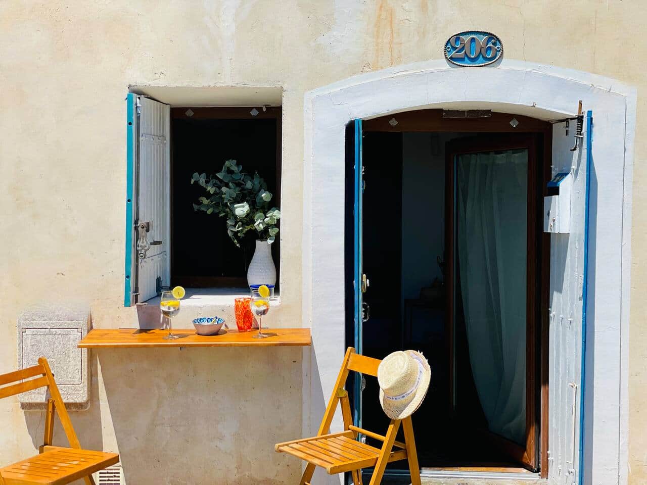 Prenez un petit apéritif dans la rue, dégustez des coquillages, faite connaissance avec les locaux qui adorent bavarder, profitez du tableau vivant que la mer vous offre ...