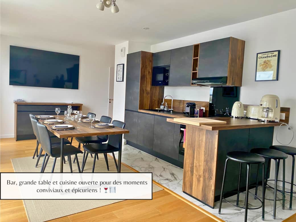 🍷🍽️ Bar, grande table et cuisine ouverte pour des moments conviviaux et épicuriens ! ✨ 🍷🍽️ Bar, grande table et cuisine ouverte pour des moments conviviaux et épicuriens ! ✨