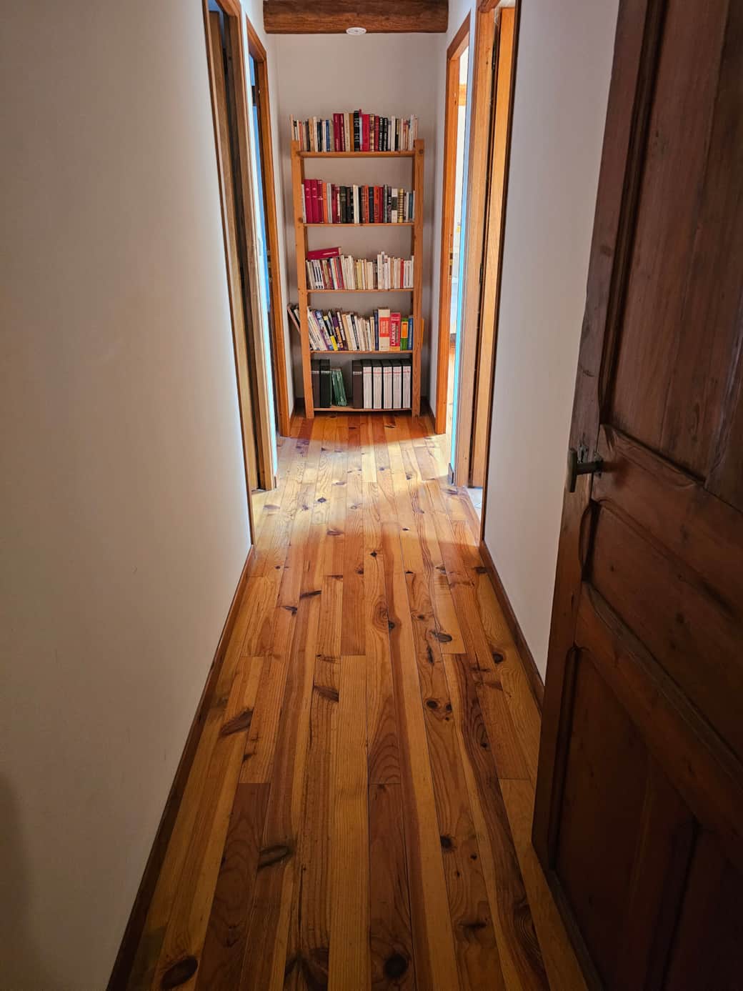 Couloir et bibliothèque