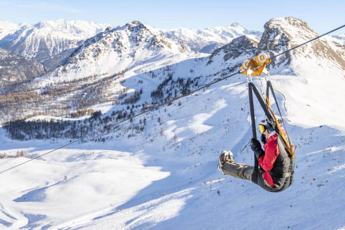 Tyrolienne au-dessus des pistes enneigées avec vue panoramique sur les Alpes, Serre Chevalier Vallée