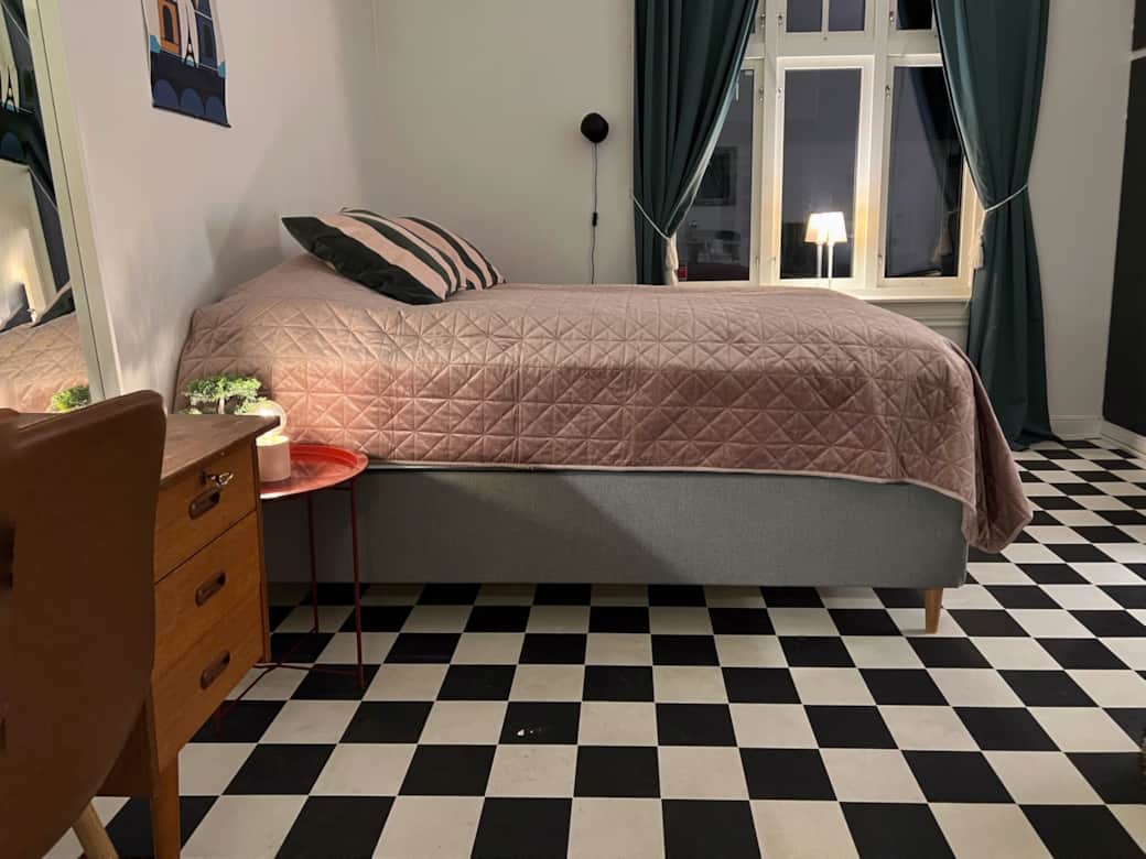 Sov godt i den komfortable queen size kontinentalsengen