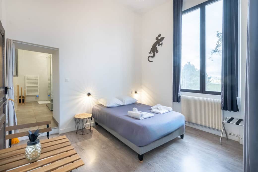 Suite spacieuse avec lit double et coin salon Suite spacieuse avec lit double et coin salon