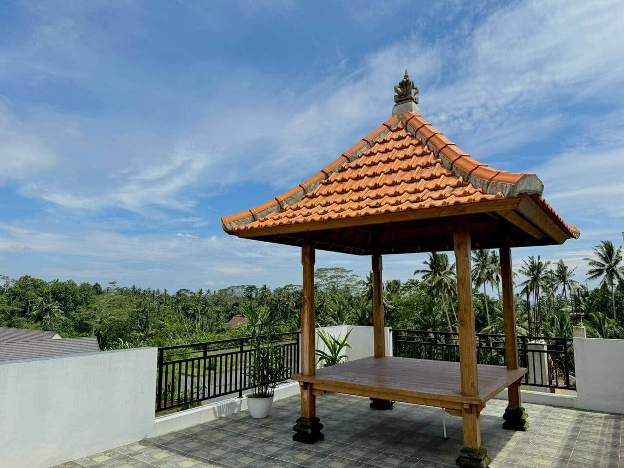 Private Rooftop Villa mit Pavillon und Dschungelblick auf Bali
