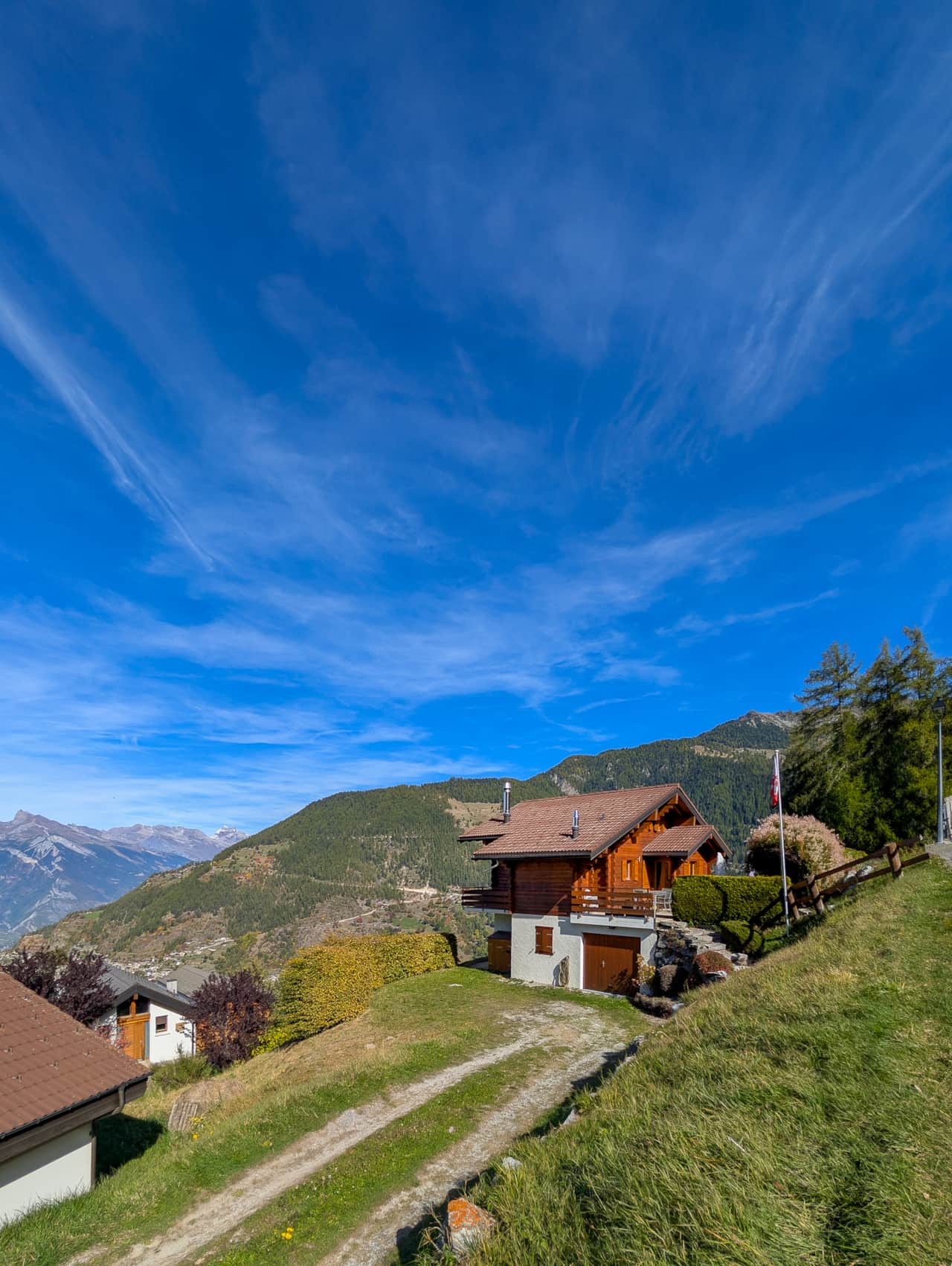 Vue d’ensemble du chalet, alliance parfaite entre confort et charme alpin.