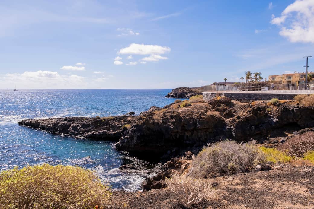Disfruta de los alrededores con el nuevo paseo marítimo y el puerto náutico.