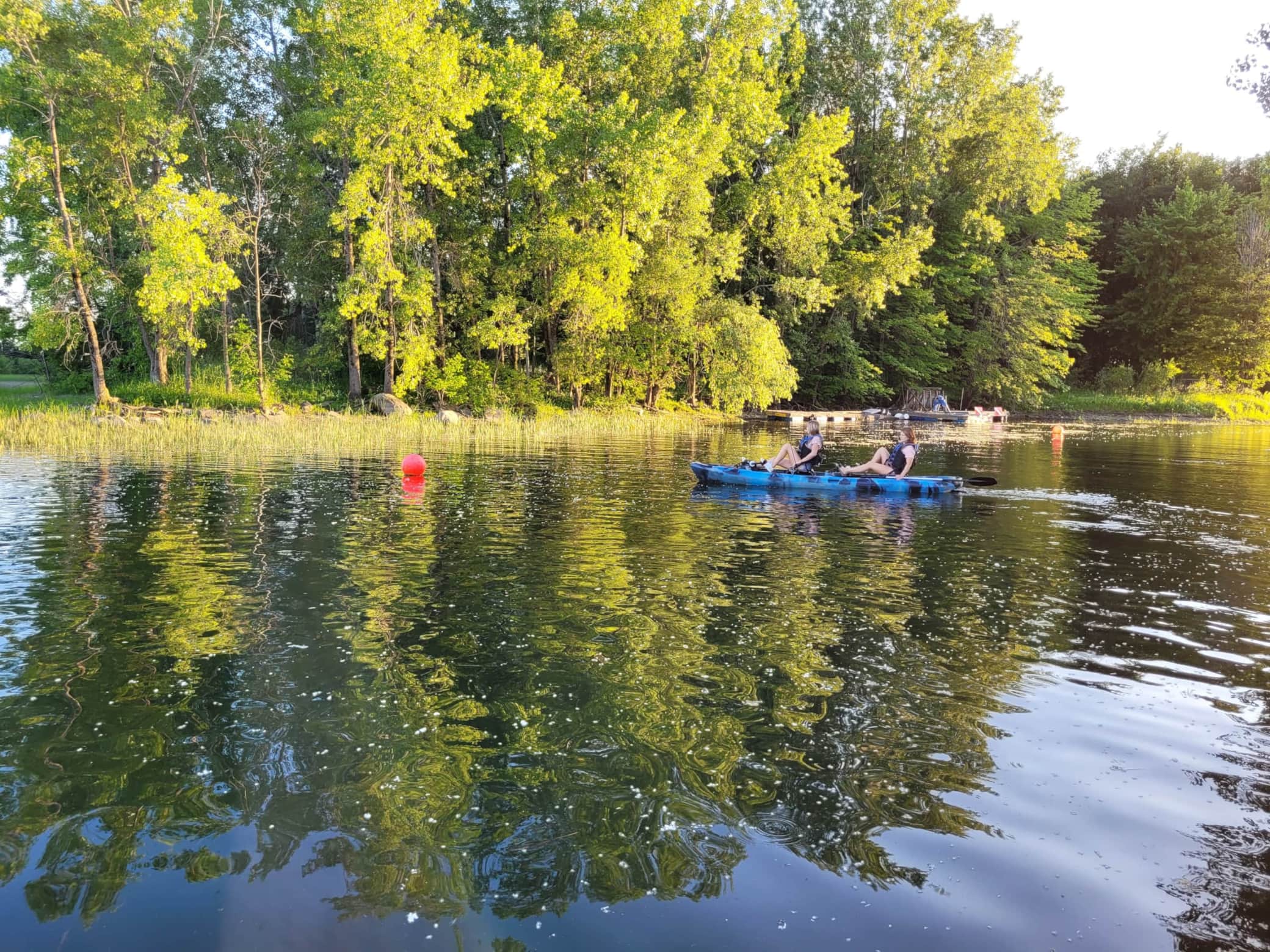 Kayak tandem à pédales d'Aloberge sortant du canal