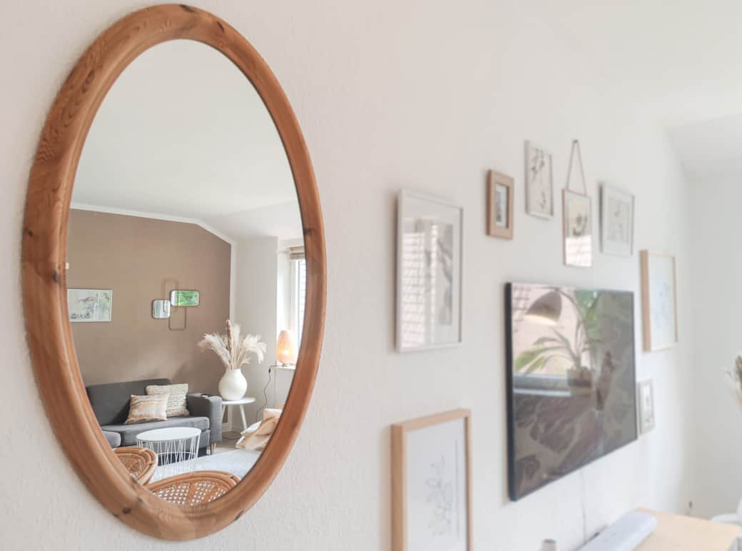 Der 55"-Design Smart TV fügt sich ganz unauffällig in die liebevoll ausgewählten Dekorationen ein.