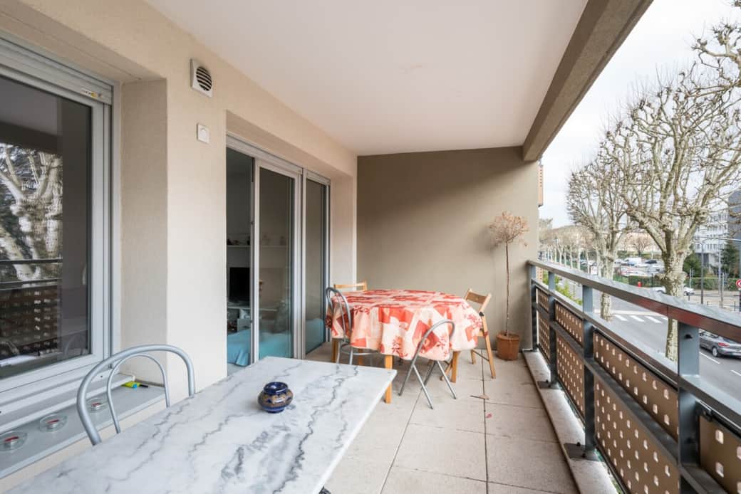 Grande loggia de 12 m² avec table à manger