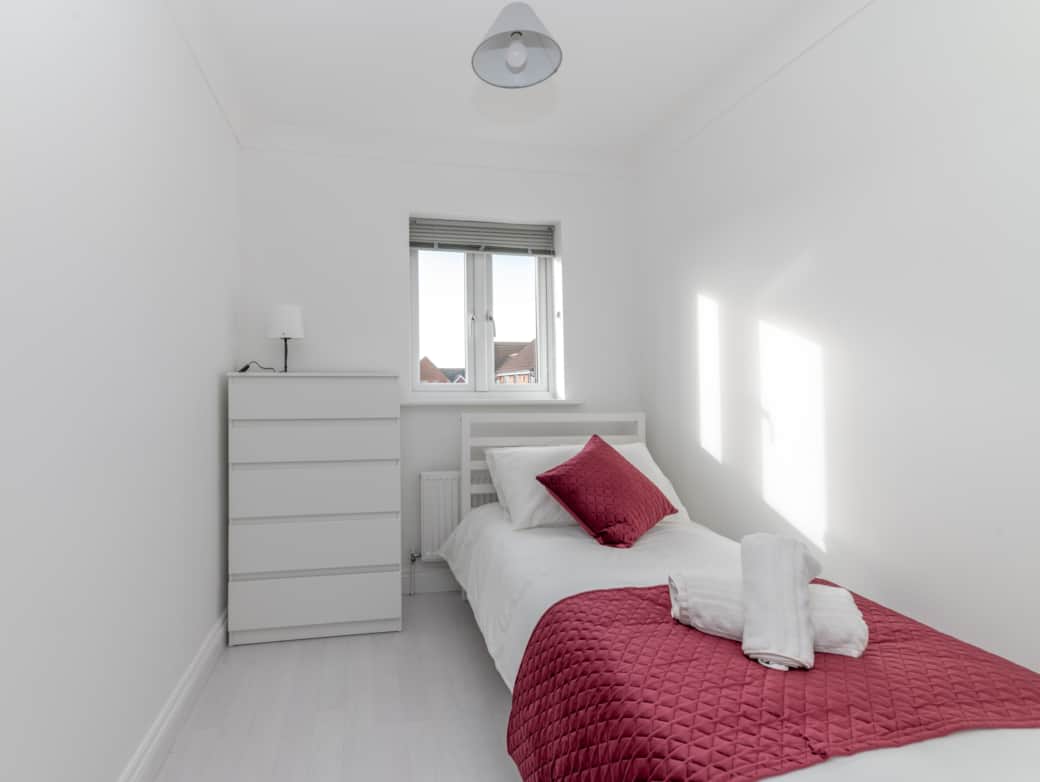 Bright single bedroom 