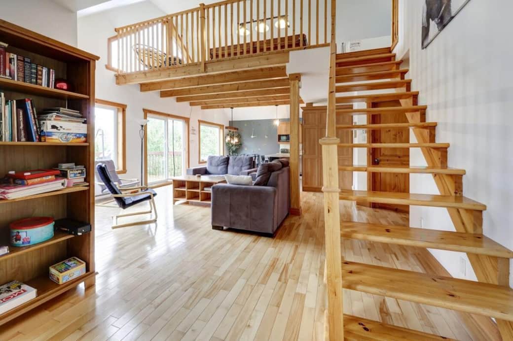 Grande convivialité du salon à aire ouverte sur la mezzanine Grande convivialité du salon à aire ouverte sur la mezzanine