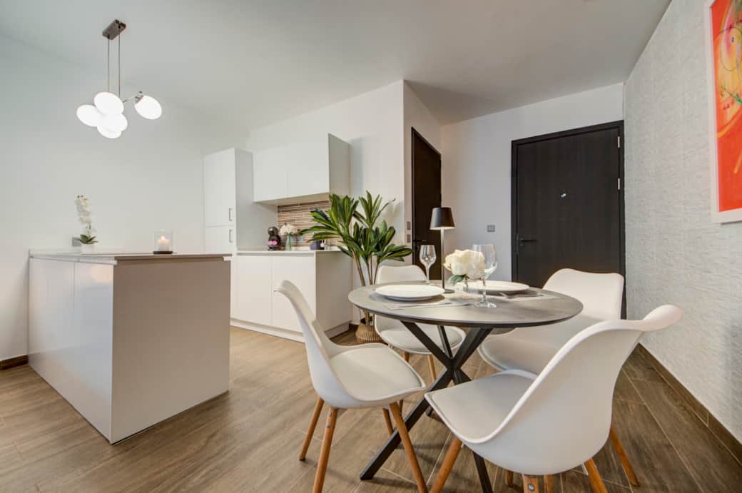 Bright open-plan studio with fully equipped kitchenette and dining space Bright open-plan studio with fully equipped kitchenette and dining space