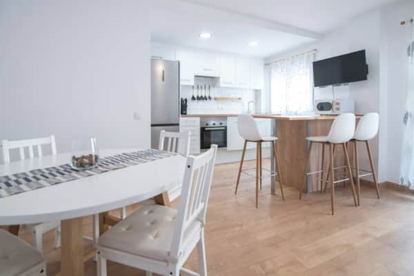 Salón cocina luminoso – Apartamento cerca de la playa en Cullera