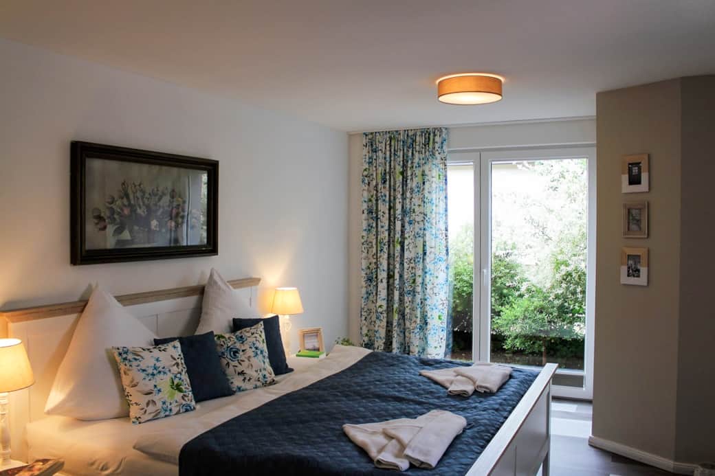 Schlafzimmer mit gemütlichem Doppelbett