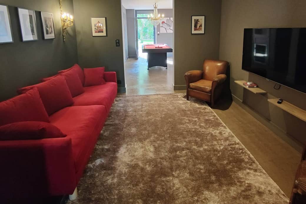 Le salon TV où vous pourrez apprécier un bon film confortablement installés Le salon TV où vous pourrez apprécier un bon film confortablement installés