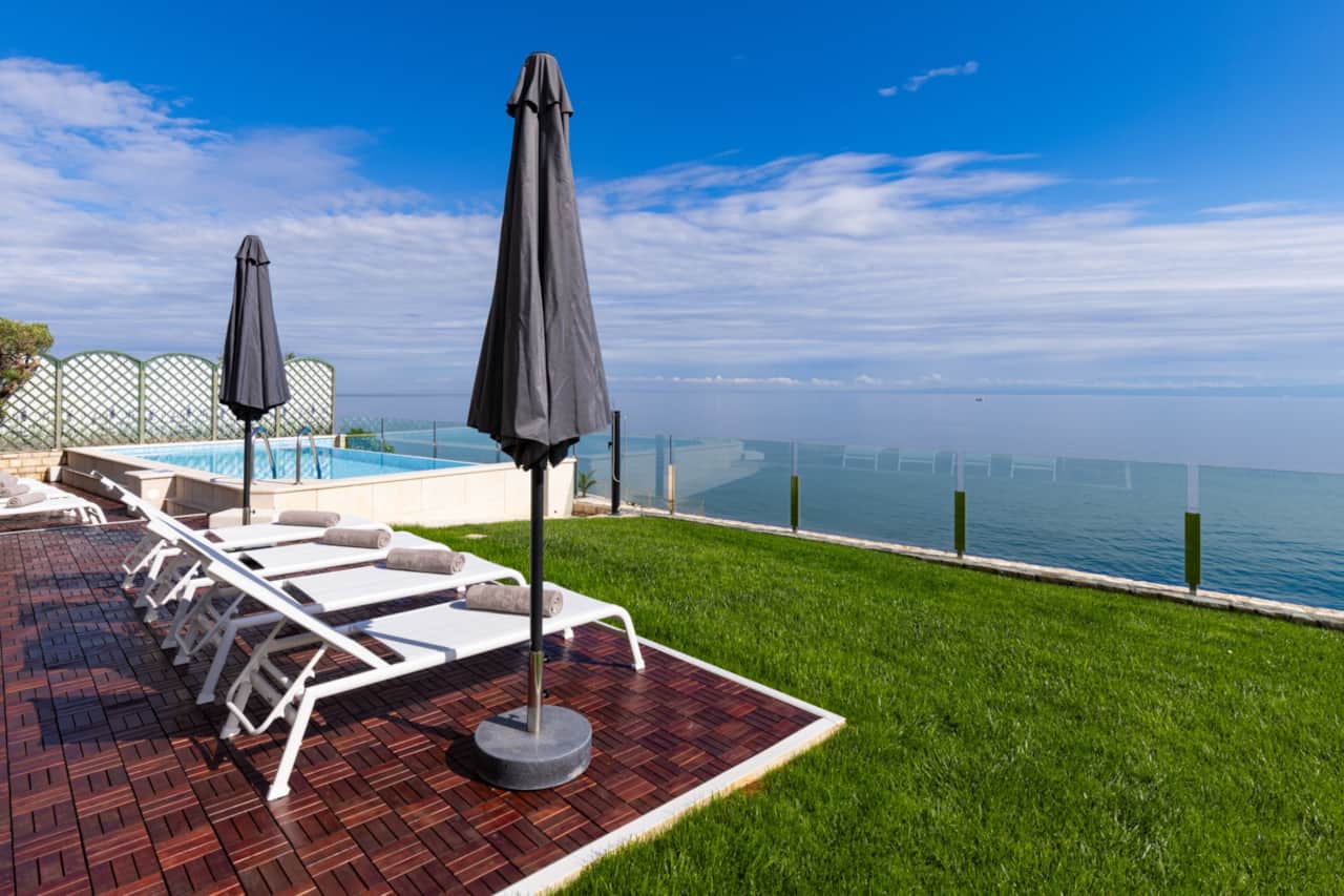Villa Sarah-Sundeck, Infinity Pool, Sea View, Patio